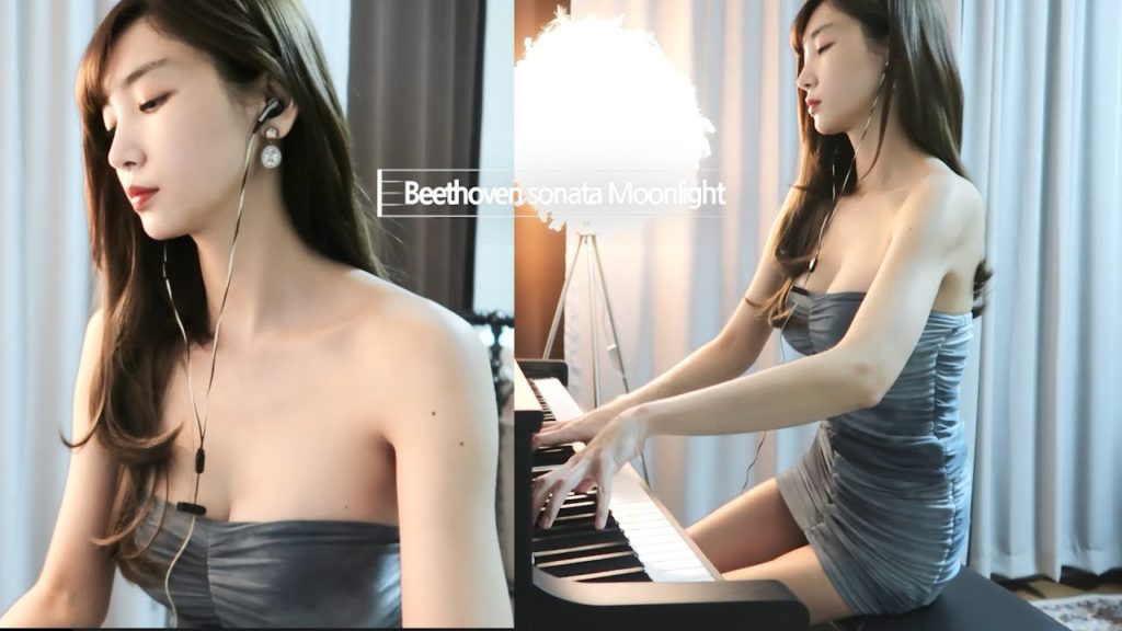 韓国のおっぱいピアニスト